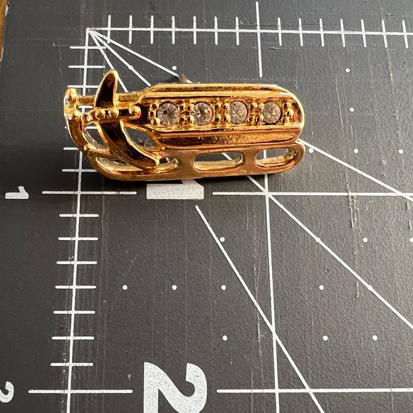 Avon Winter Sports Pin Brooch Sled Gold Design Rhinestones 1997 #0642 - Picture 2 of 6